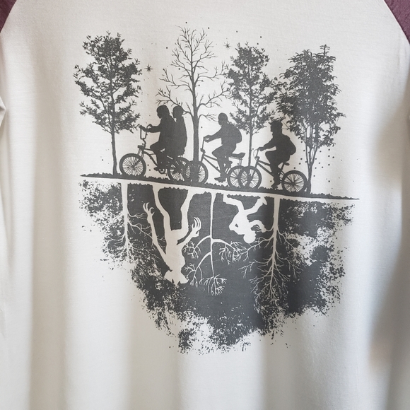 Netflix Stranger Things Crew neck Shirt - Picture 2 of 11